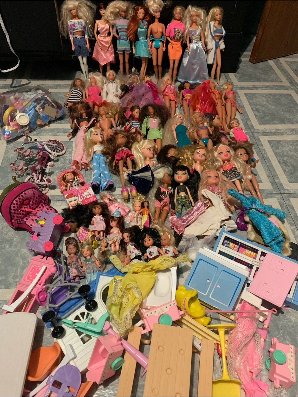 VTG 90’s 2000’s Barbie Dolls Vintage/Modern Funiture Clothing Accessories